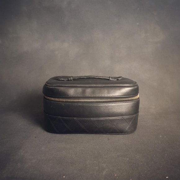 CHANEL Vintage Timeless CC Vanity - Picture 2 of 7